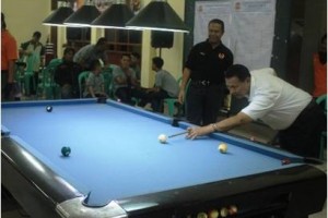 Wakil Bupatii Kuningan, H Acep Purnama SH MH mencoba bermain biiliar seusai kegiatan berlangsung.